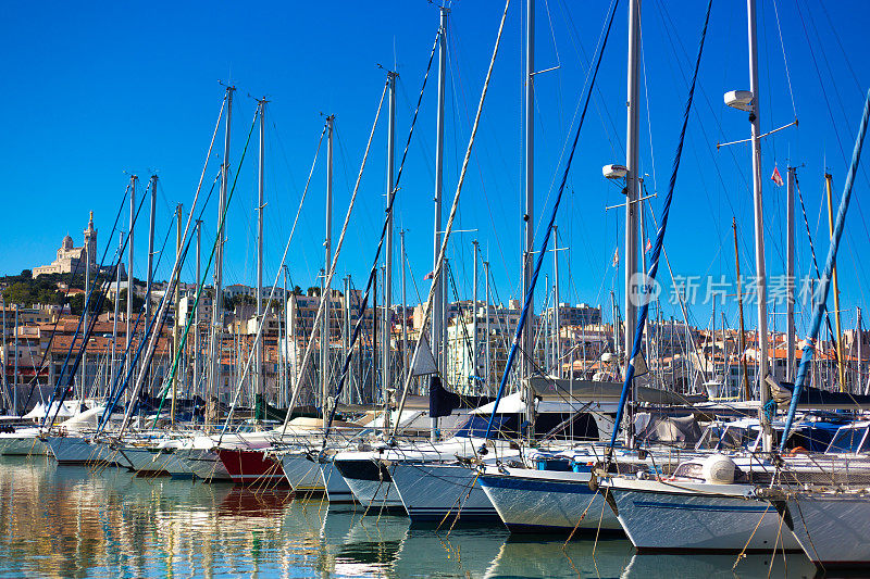 法国马赛:阳光老港/Vieux港的帆船